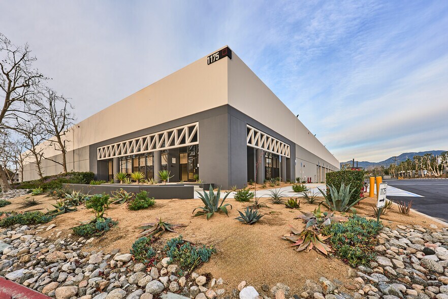 1175 Aviation Pl, San Fernando, CA à louer - Photo du bâtiment - Image 1 de 16