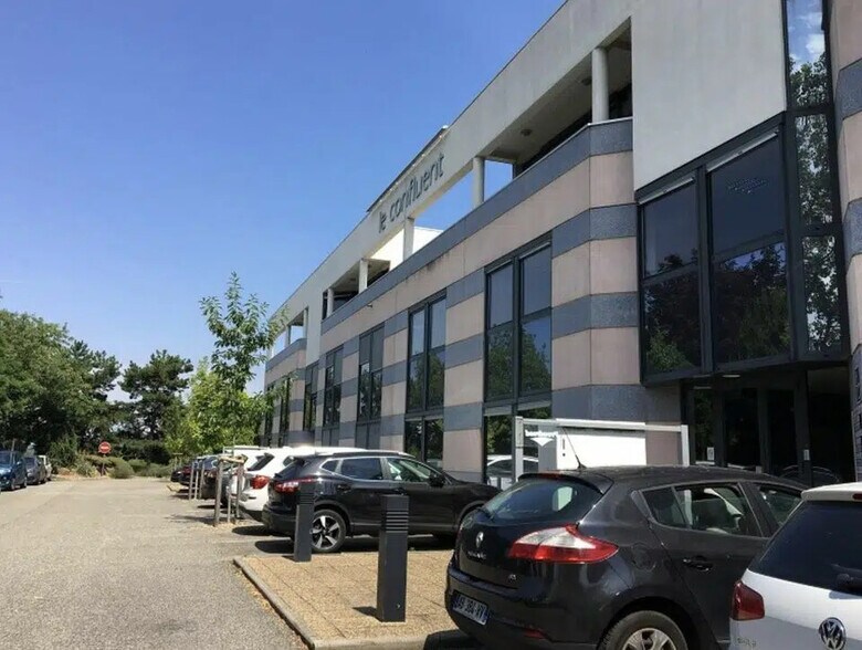 Commerce de détail dans Saint-Quentin-Fallavier à louer - Photo du bâtiment - Image 2 de 3