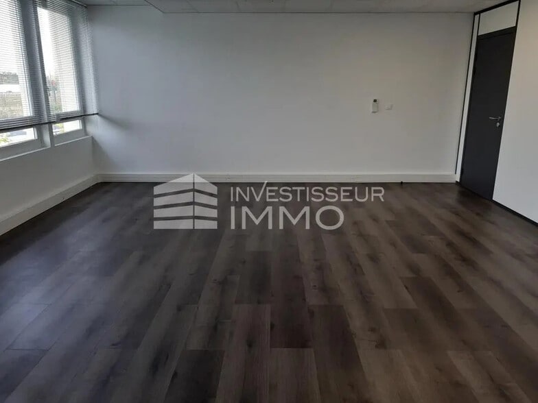 Office in Ris-Orangis for lease - Interior Photo - Image 3 of 5