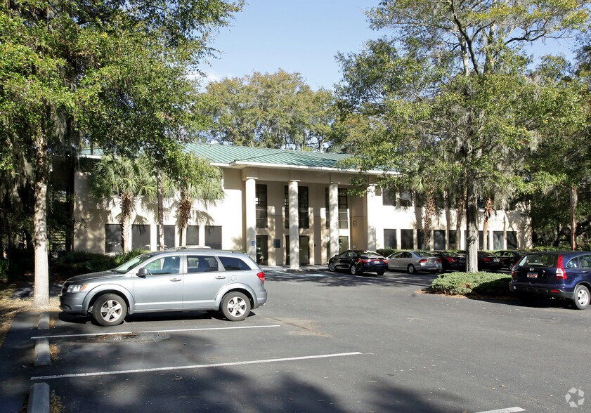 8 Lafayette Pl, Hilton Head Island, SC for lease - Primary Photo - Image 1 of 4