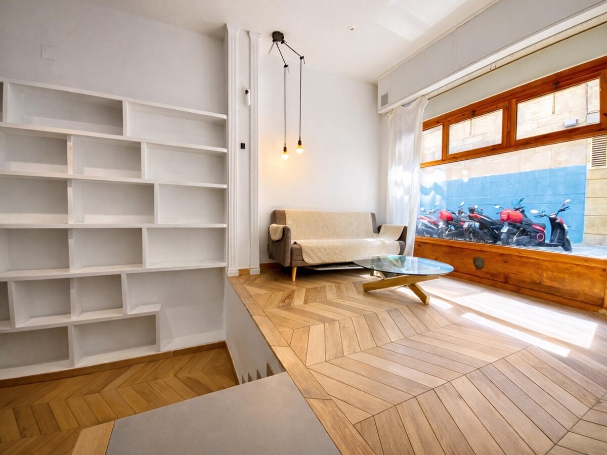 Barcelona, BAR 08024 - Unit undefined - - Interior Photo - Image 2 of 19