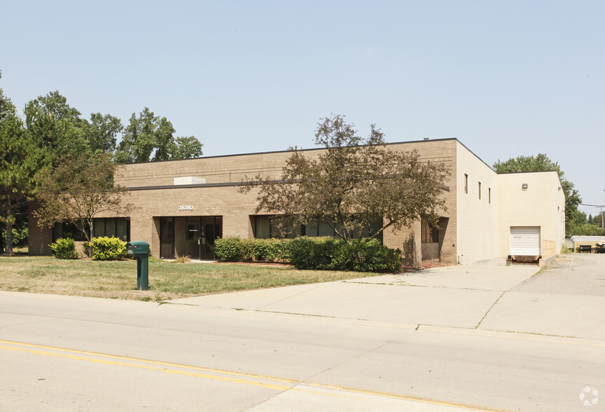 38380-38400 Abruzzi Dr, Westland, MI for lease - Primary Photo - Image 1 of 4