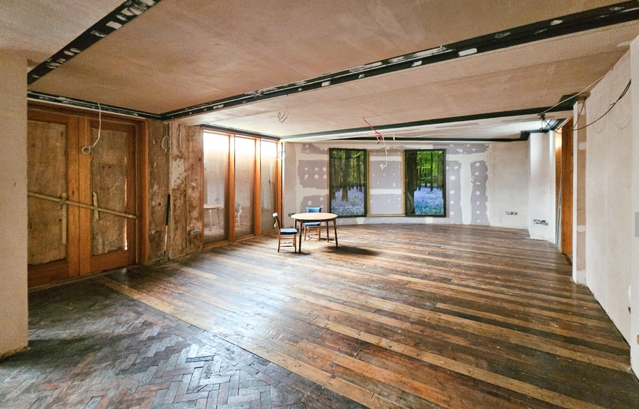 Norbury Crescent, London for lease - Interior Photo - Image 2 of 8