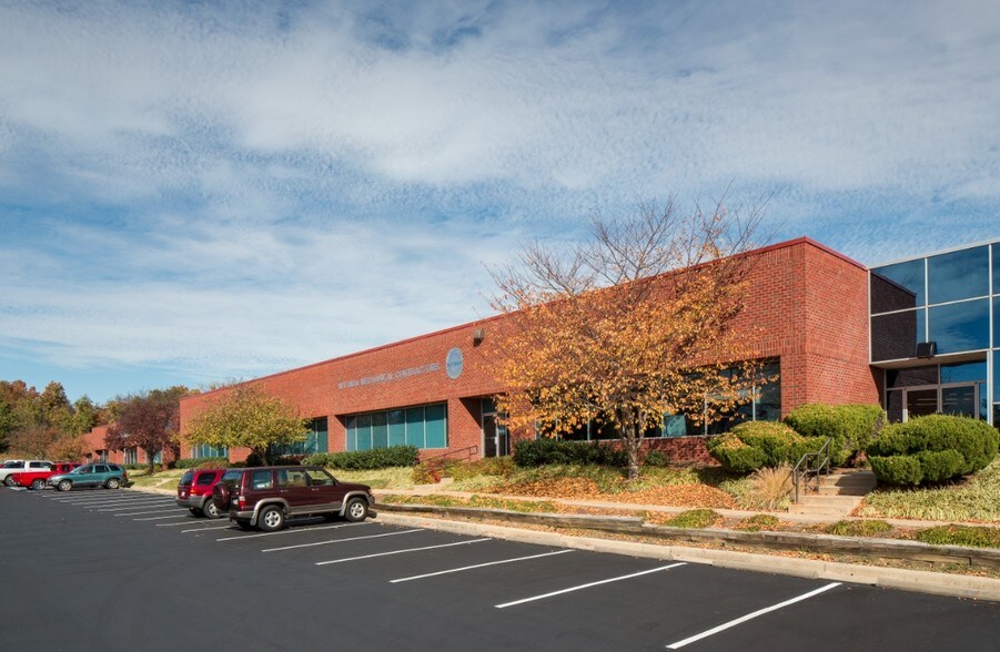 22560 Glenn Dr, Sterling, VA à louer - Photo du bâtiment - Image 2 de 16