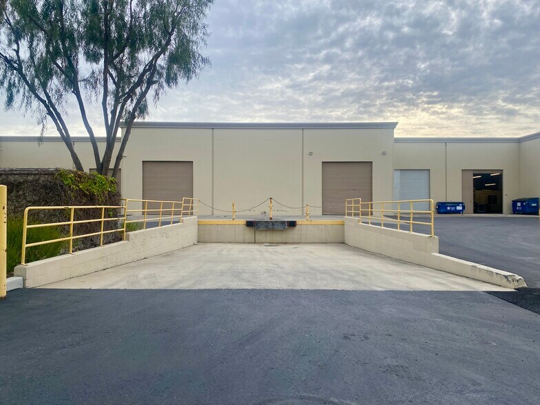 1505-1515 E McFadden Ave, Santa Ana, CA à louer - Photo du bâtiment - Image 3 de 4