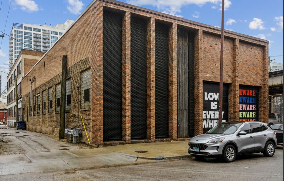 313 W Chestnut St, Chicago, IL à vendre - Photo du bâtiment - Image 3 de 15