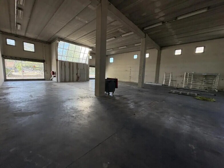 Flex in Aubagne for lease - Interior Photo - Image 2 of 7