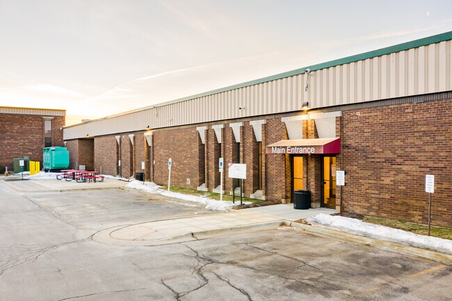 Plus de détails pour 677 N Larch Ave, Elmhurst, IL - Industriel à vendre