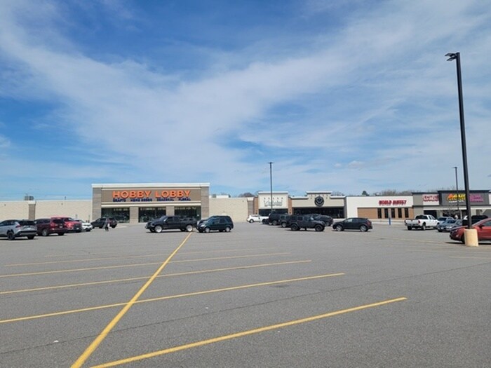 503-513 E Ives St, Marshfield, WI for lease - Building Photo - Image 2 of 7
