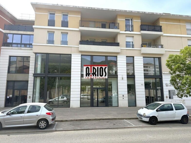 Retail in Toulon for lease - Building Photo - Image 1 of 12