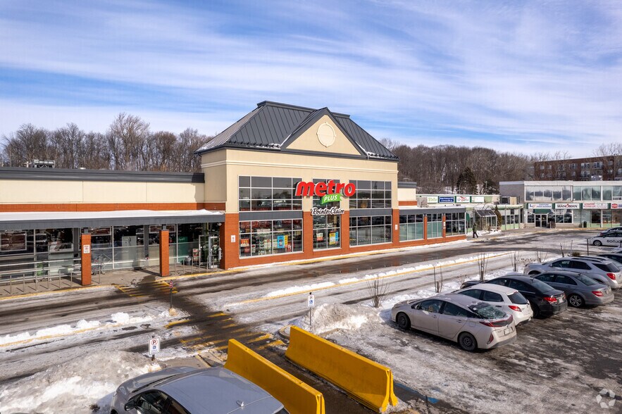 245-325 Boul Saint-Jean, Pointe-claire, QC à louer - Photo du bâtiment - Image 3 de 15