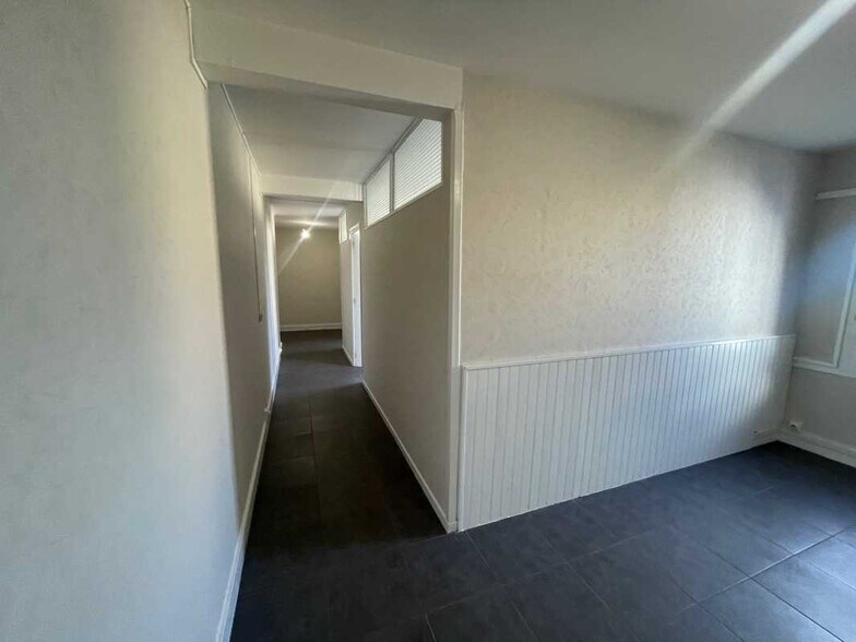 Office in Bron for lease - Building Photo - Image 3 of 6