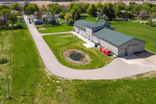 Plus de détails pour 4630 W Hickory Rd, Hickory Corners, MI - Commerce de détail à vendre