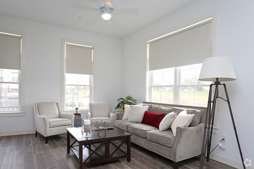 164 Chalmers Ave, Buffalo, NY for sale - Interior Photo - Image 3 of 24