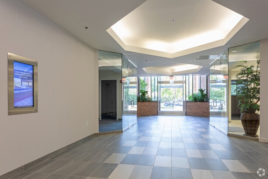 4443 Brookfield Corporate Dr, Chantilly, VA à louer - Photo du bâtiment - Image 2 de 12