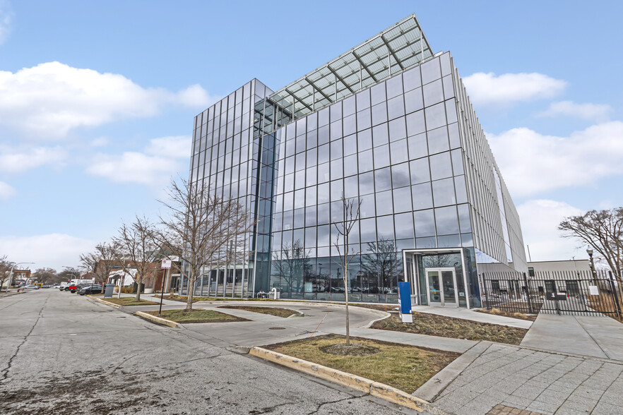 2718 W Roscoe St, Chicago, IL for lease - Building Photo - Image 1 of 29