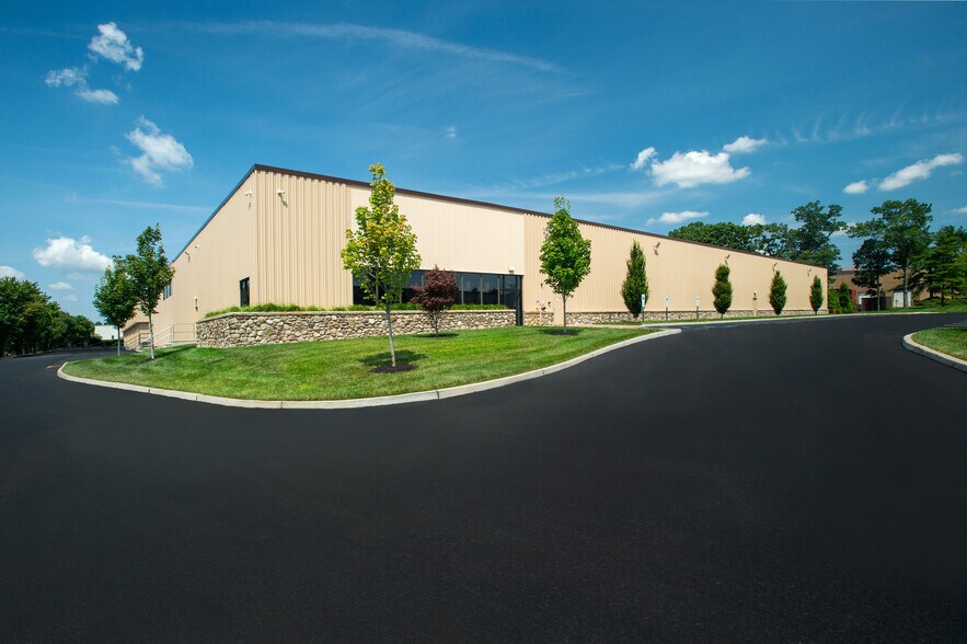 195 Raritan Center Pky, Edison, NJ à louer - Photo du bâtiment - Image 1 de 4