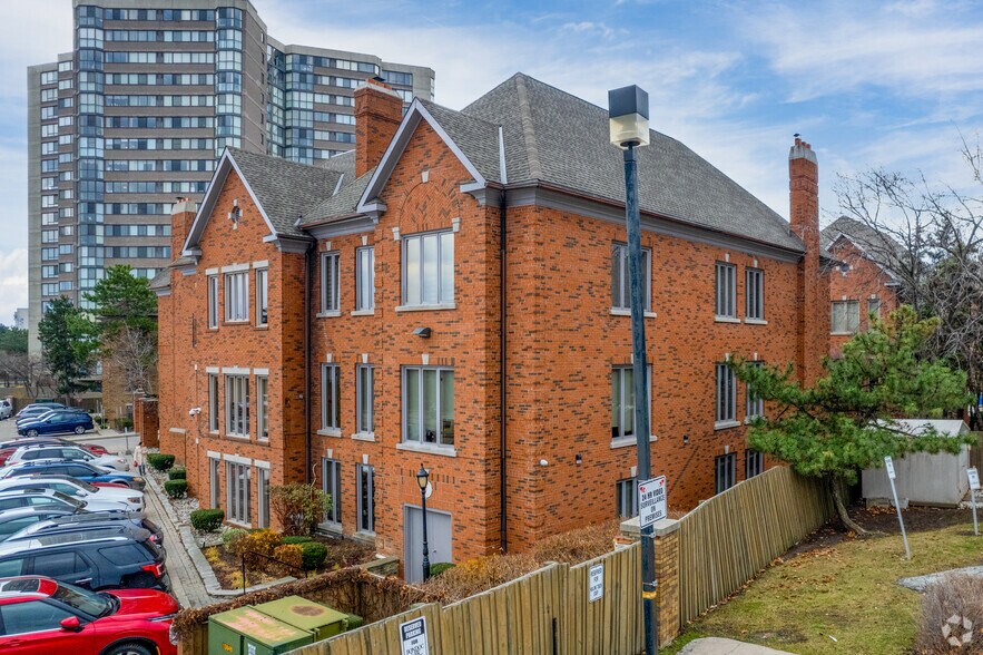 4259-4261 Sherwoodtowne Blvd, Mississauga, ON à louer - Photo du bâtiment - Image 3 de 5