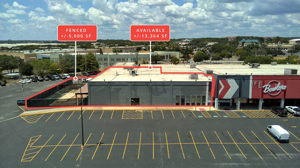 13307 San Pedro Ave, San Antonio, TX à louer - Photo du bâtiment - Image 2 de 4