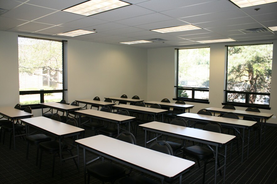 2777 Finley Rd, Downers Grove, IL à louer - Photo intérieure - Image 2 de 18