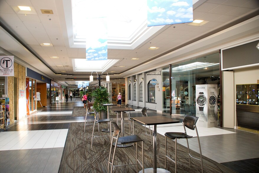 755 Lake Bonavista Dr SE, Calgary, AB à louer - Photo intérieure - Image 2 de 2