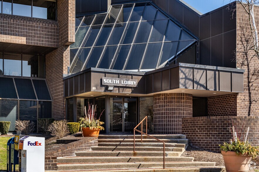 1 University Ave, Westwood, MA à louer - Photo du bâtiment - Image 1 de 4