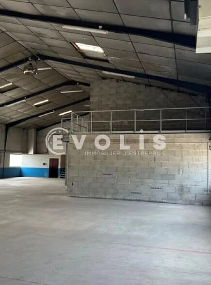 Local d'activités dans Saint-Laurent-de-Mure à vendre - Photo intérieure - Image 3 de 4