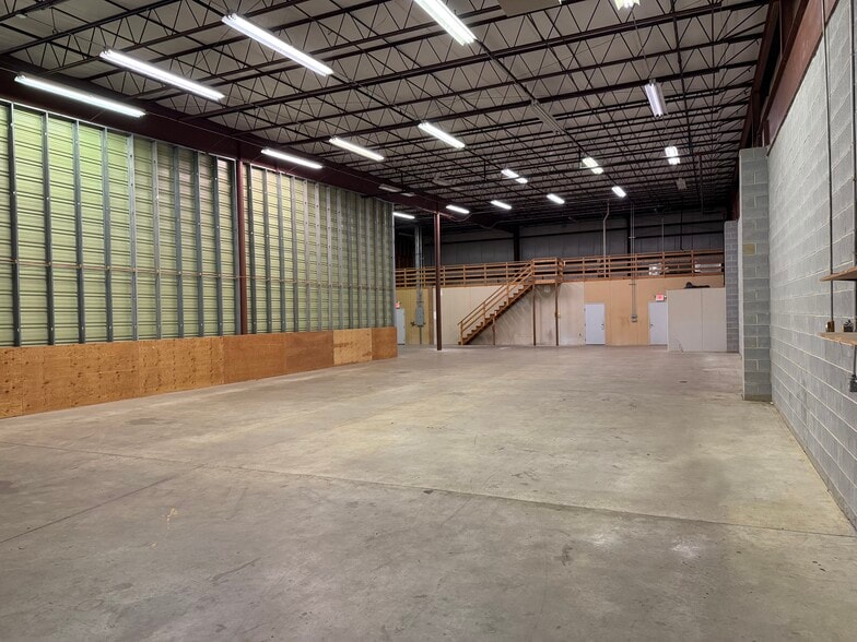 1120 Commons Blvd, Reading, PA for lease - Building Photo - Image 2 of 11