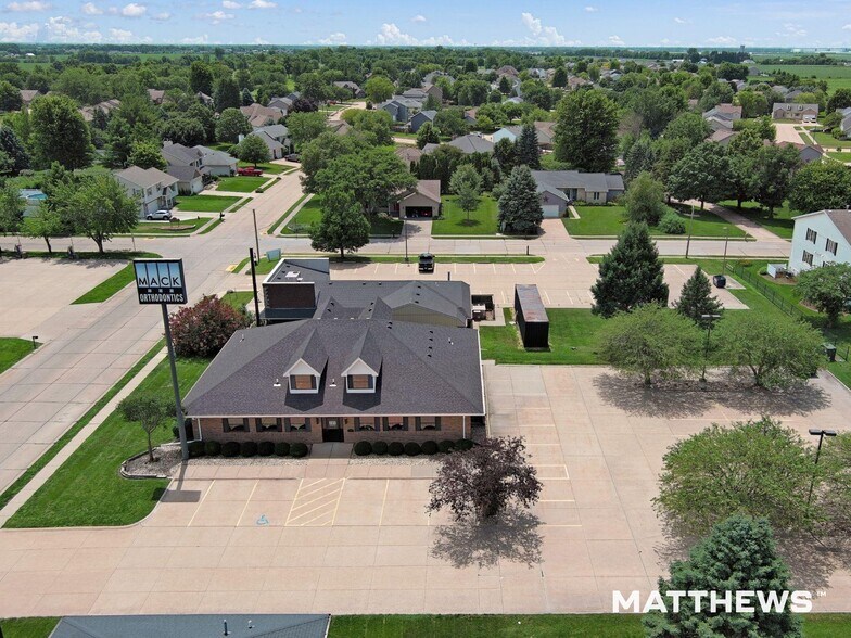 210 S 9th Ave, Eldridge, IA à vendre - Photo du bâtiment - Image 2 de 3