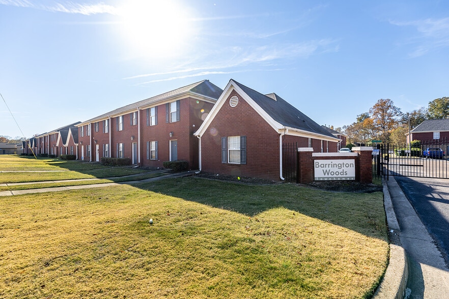 Barrington Woods Apartments and Townhome portfolio of 2 properties for sale on LoopNet.ca - Building Photo - Image 2 of 38