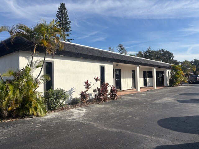 1751 66th St N, Saint Petersburg, FL à louer - Photo du bâtiment - Image 2 de 13