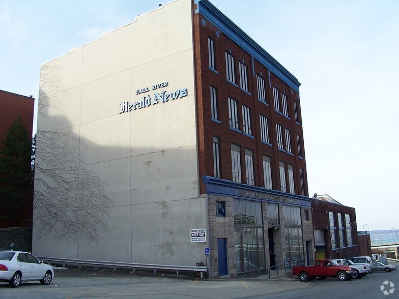 207 Pocasset St, Fall River, MA for lease - Building Photo - Image 3 of 11