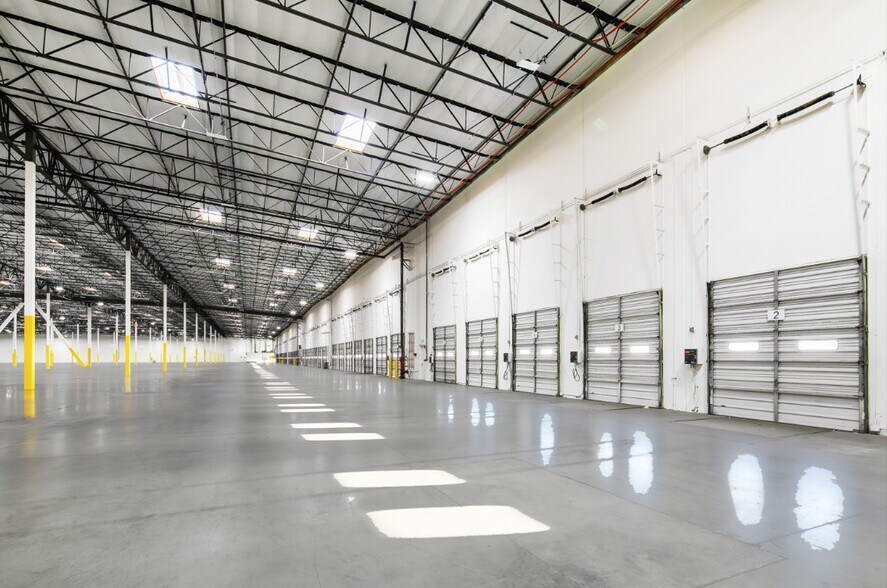 17300 Slover Ave, Fontana, CA for lease - Building Photo - Image 2 of 6