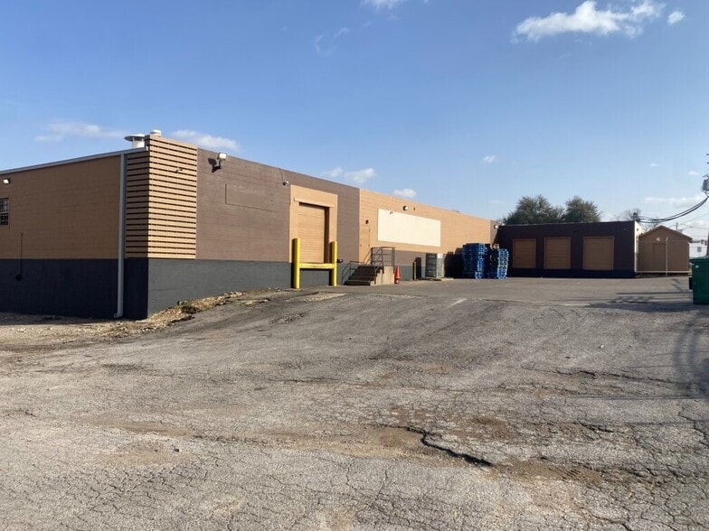 2463-2517 S Riverside Dr, Fort Worth, TX for lease - Building Photo - Image 2 of 9