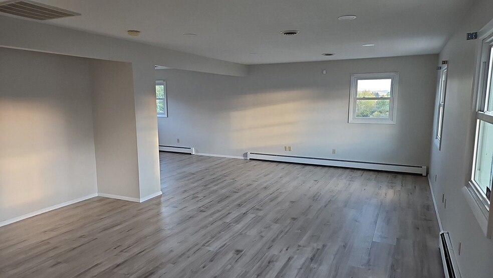 823 Rose St, Indiana, PA for lease - Interior Photo - Image 2 of 9