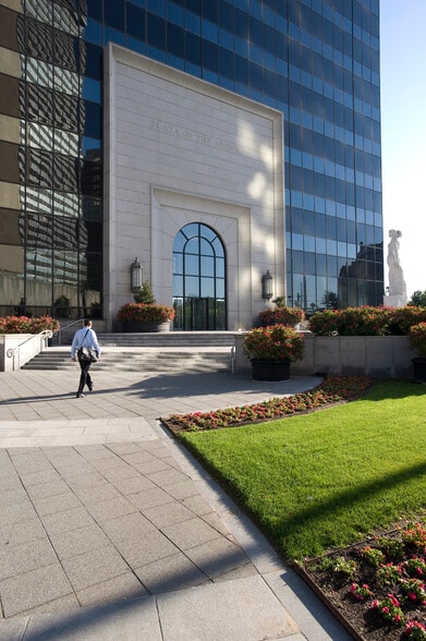 700 N Pearl St, Dallas, TX for lease - Building Photo - Image 2 of 11