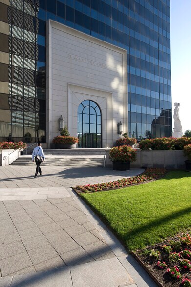 700 N Pearl St, Dallas, TX à louer - Photo du bâtiment - Image 2 de 11