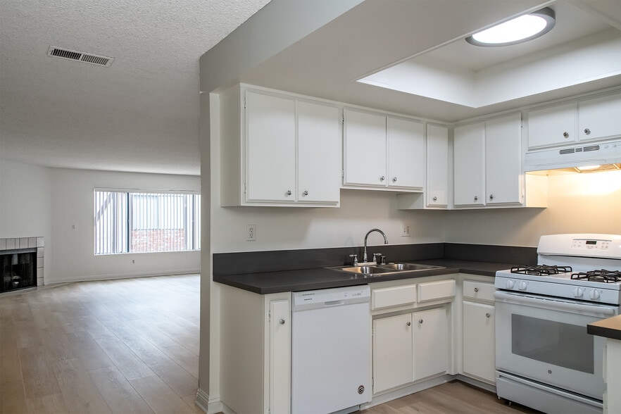 433 N Louise St, Glendale, CA for sale - Interior Photo - Image 2 of 9