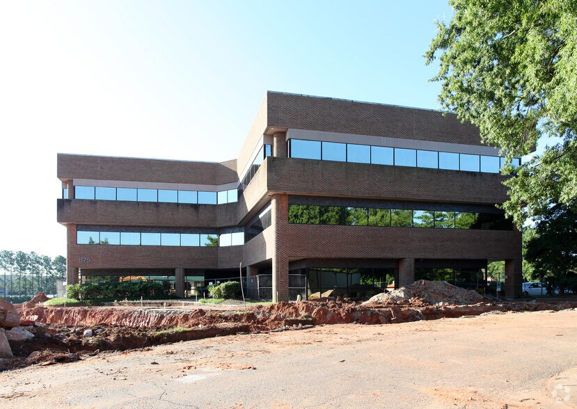 875 Walnut St, Cary, NC à louer - Photo du bâtiment - Image 3 de 4