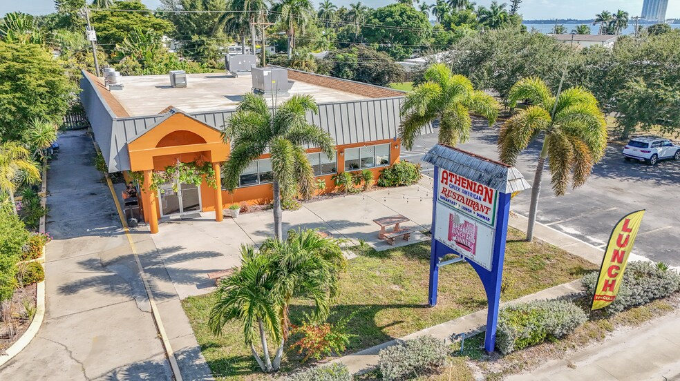 1130 N Tamiami Trl, North Fort Myers, FL à vendre - Photo du bâtiment - Image 3 de 17