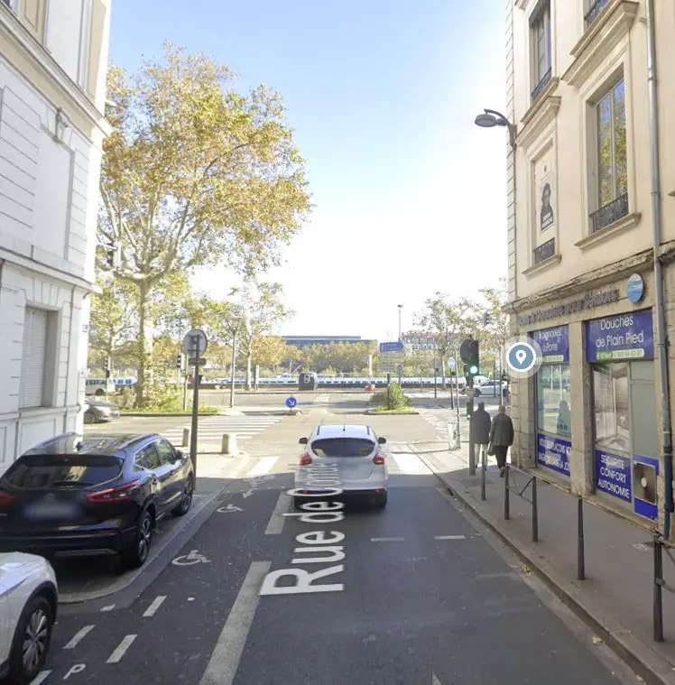 Retail in Lyon for lease Building Photo- Image 1 of 4