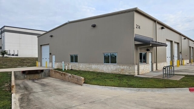 214 Warehouse Dr, Buda, TX à louer - Photo du bâtiment - Image 2 de 10