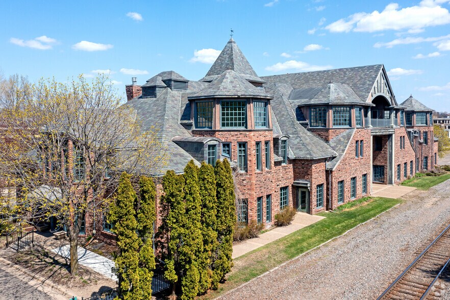 200 Lake St E, Wayzata, MN for lease - Primary Photo - Image 1 of 12