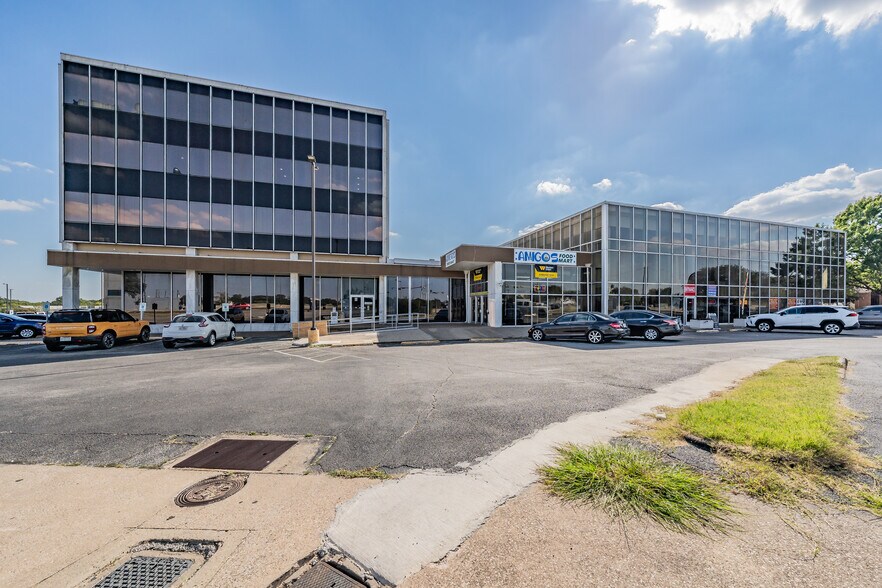 2520 W Irving Blvd, Irving, TX à vendre - Photo du bâtiment - Image 2 de 9