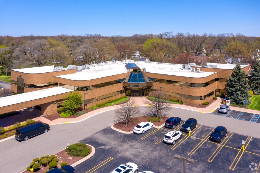 33300 5 Mile Rd, Livonia, MI à louer - Photo du bâtiment - Image 2 de 11