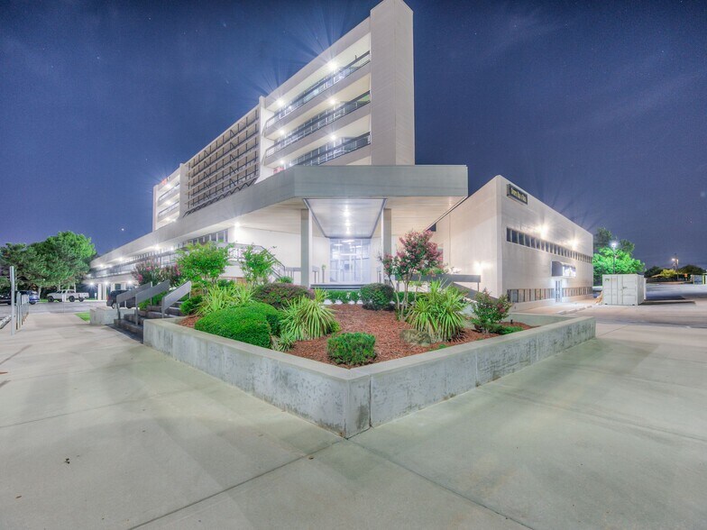 5909 NW Expressway St, Oklahoma City, OK à louer - Photo du bâtiment - Image 3 de 16