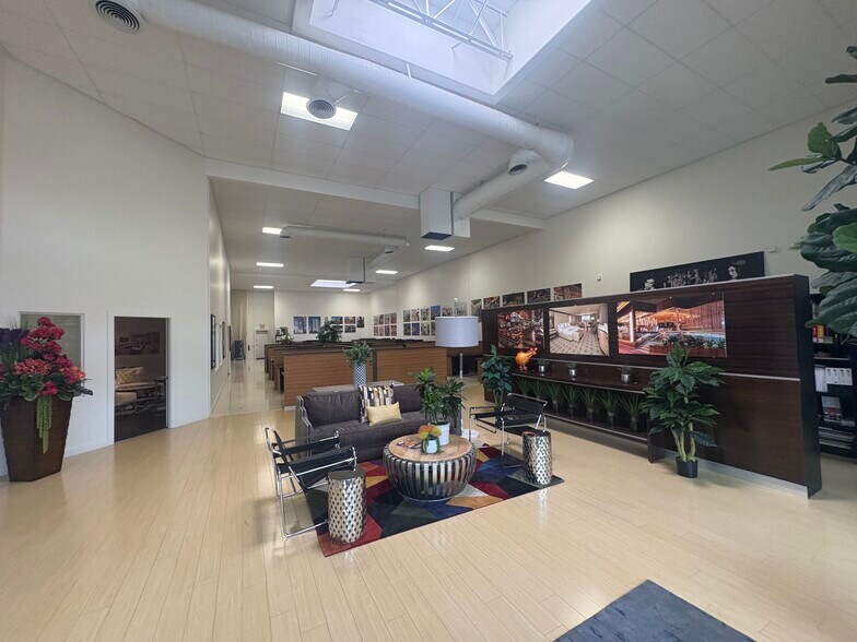 4810 W University Ave, Las Vegas, NV à vendre - Photo du bâtiment - Image 3 de 15