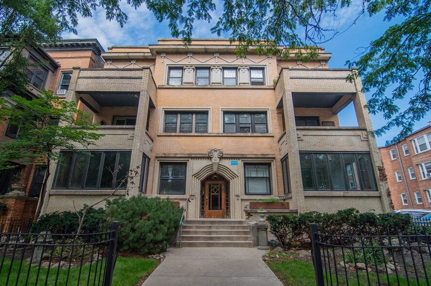 844 W Lakeside Pl, Chicago, IL for sale - Primary Photo - Image 1 of 14