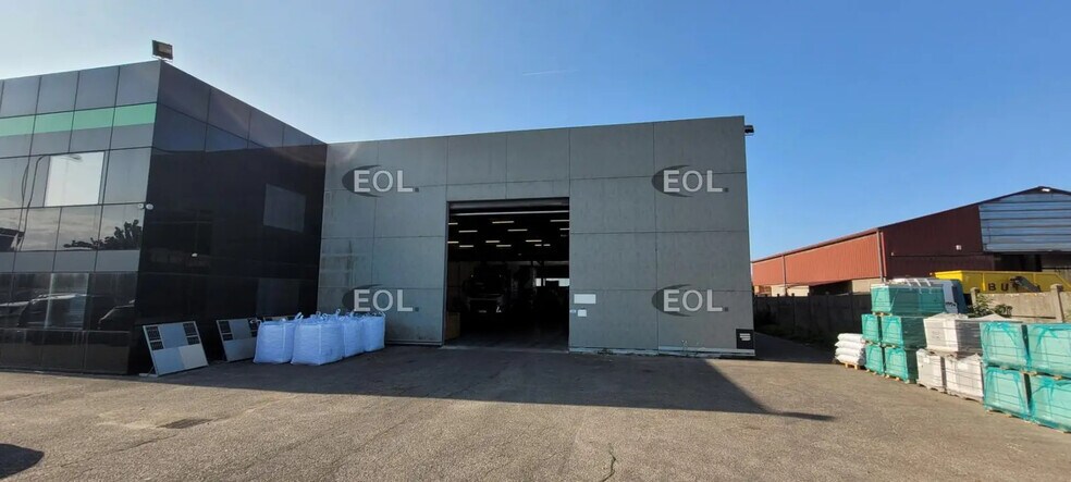 Industriel dans Vaulx-en-Velin à louer - Photo du bâtiment - Image 3 de 11