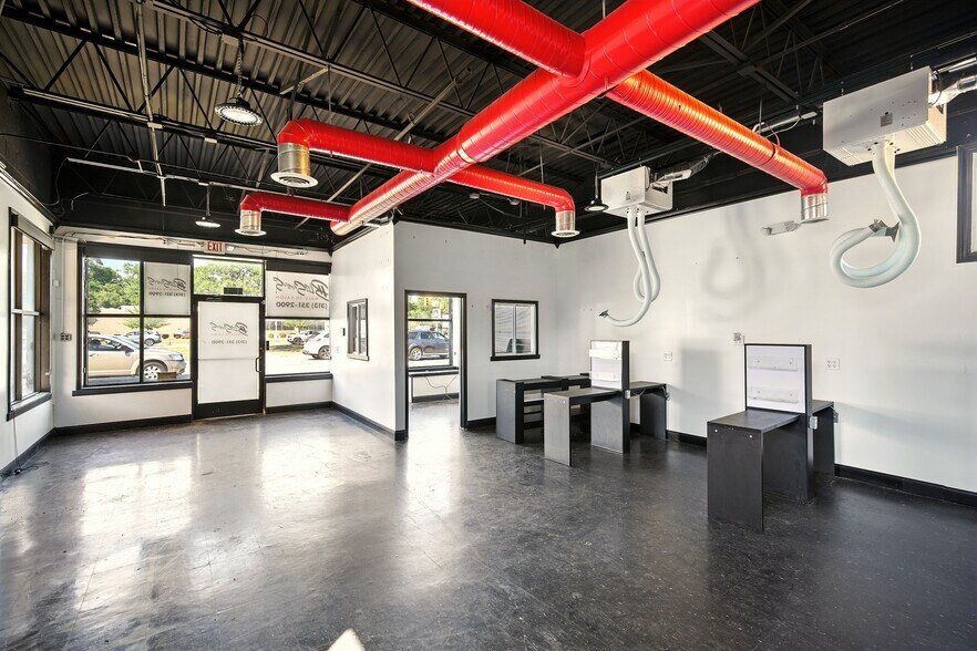8235 W 8 Mile Rd, Detroit, MI à vendre - Photo du bâtiment - Image 3 de 17